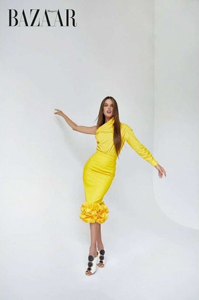 Chân dài đắt giá Alessandra Ambrosio khoe dáng trên tạp chí Việt Nam - Ảnh 4.