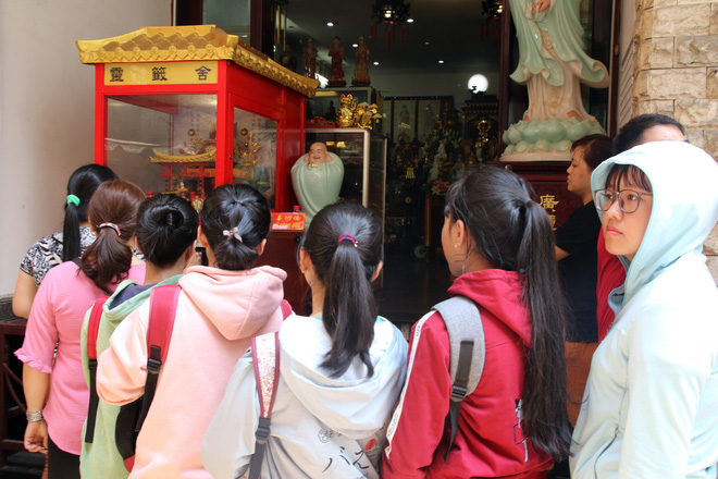 Rằm tháng Giêng, dân Sài Gòn đội nắng xin quẻ ở máy nhả xăm tự động trong chùa - Ảnh 6.