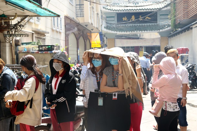 Rằm tháng Giêng, dân Sài Gòn đội nắng xin quẻ ở máy nhả xăm tự động trong chùa - Ảnh 5.