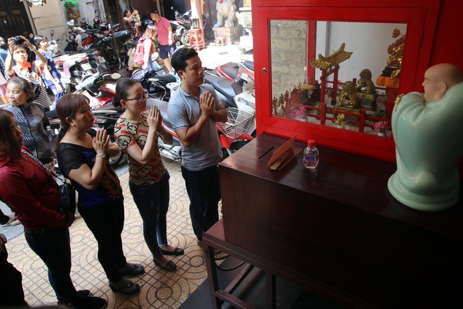Rằm tháng Giêng, dân Sài Gòn đội nắng xin quẻ ở máy nhả xăm tự động trong chùa - Ảnh 12.