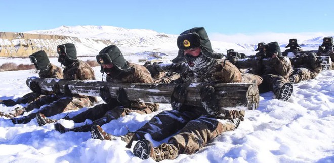 24h qua ảnh: Binh sĩ Trung Quốc rèn luyện dưới trời lạnh giá -16 độ C - Ảnh 3.