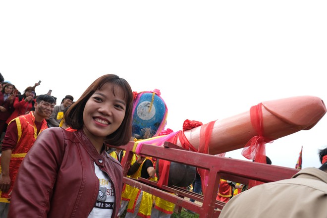 Chị em phụ nữ bạo dạn chụp ảnh bên Tàng Thinh - sinh thực khí nam ở Lễ hội Ná Nhèm - Ảnh 18.
