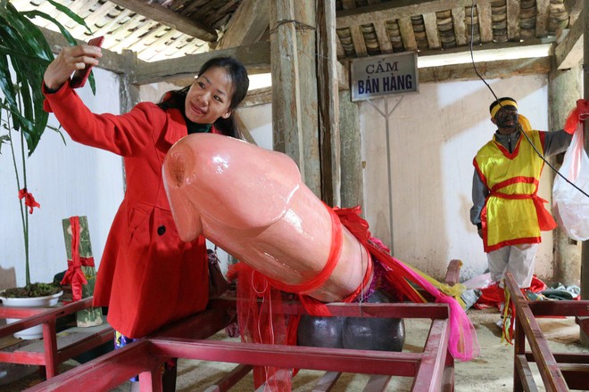 Chị em phụ nữ bạo dạn chụp ảnh bên Tàng Thinh - sinh thực khí nam ở Lễ hội Ná Nhèm - Ảnh 5.