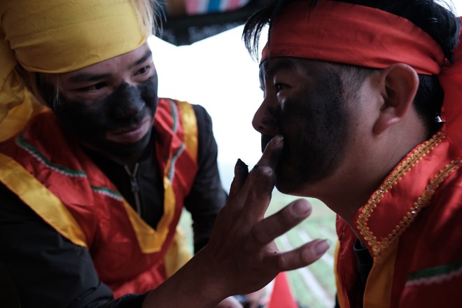 Chị em phụ nữ bạo dạn chụp ảnh bên Tàng Thinh - sinh thực khí nam ở Lễ hội Ná Nhèm - Ảnh 7.