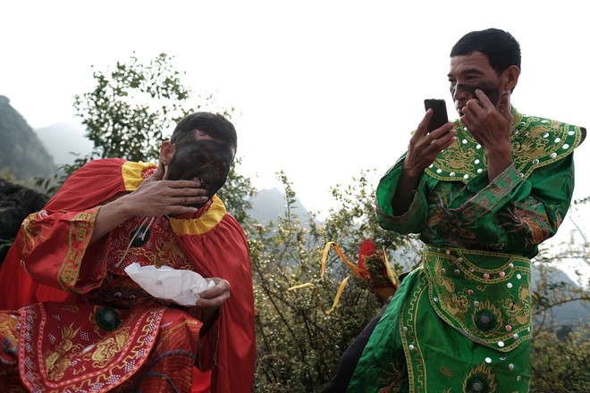 Chị em phụ nữ bạo dạn chụp ảnh bên Tàng Thinh - sinh thực khí nam ở Lễ hội Ná Nhèm - Ảnh 9.