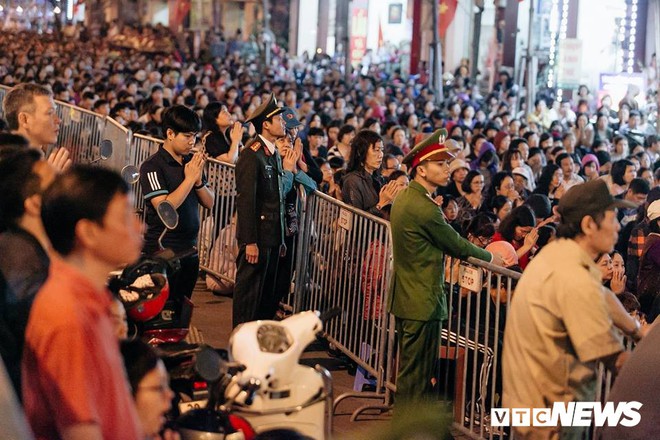 Ảnh: Hàng nghìn người tràn kín lòng đường, xì xụp vái lạy trước chùa Phúc Khánh - Ảnh 1.