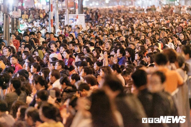 Ảnh: Hàng nghìn người tràn kín lòng đường, xì xụp vái lạy trước chùa Phúc Khánh - Ảnh 3.