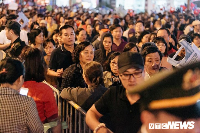 Ảnh: Hàng nghìn người tràn kín lòng đường, xì xụp vái lạy trước chùa Phúc Khánh - Ảnh 4.