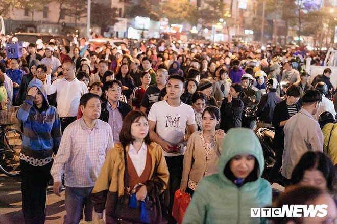 Ảnh: Hàng nghìn người tràn kín lòng đường, xì xụp vái lạy trước chùa Phúc Khánh - Ảnh 8.