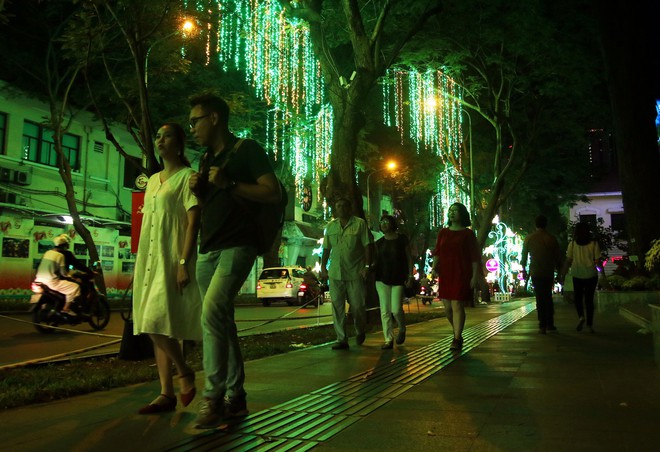 Đường phố Sài Gòn lung linh huyền ảo trong những ngày cuối năm - Ảnh 14.