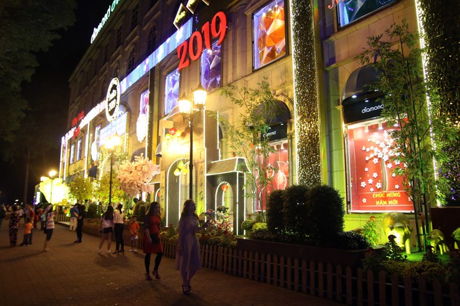 Đường phố Sài Gòn lung linh huyền ảo trong những ngày cuối năm - Ảnh 3.