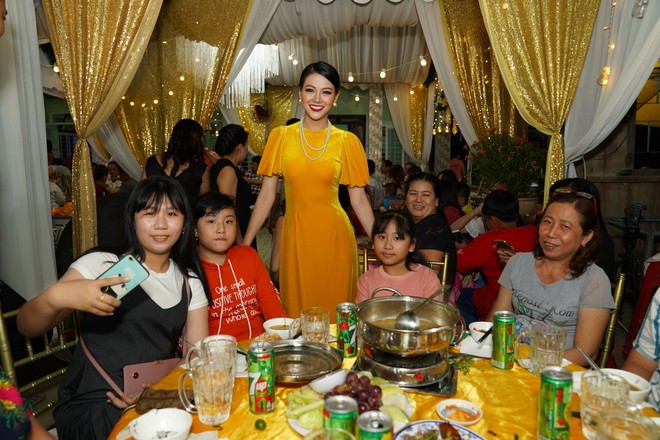 Hoa hậu Phương Khánh trổ tài ca hát khi về quê ăn Tết - Ảnh 12.
