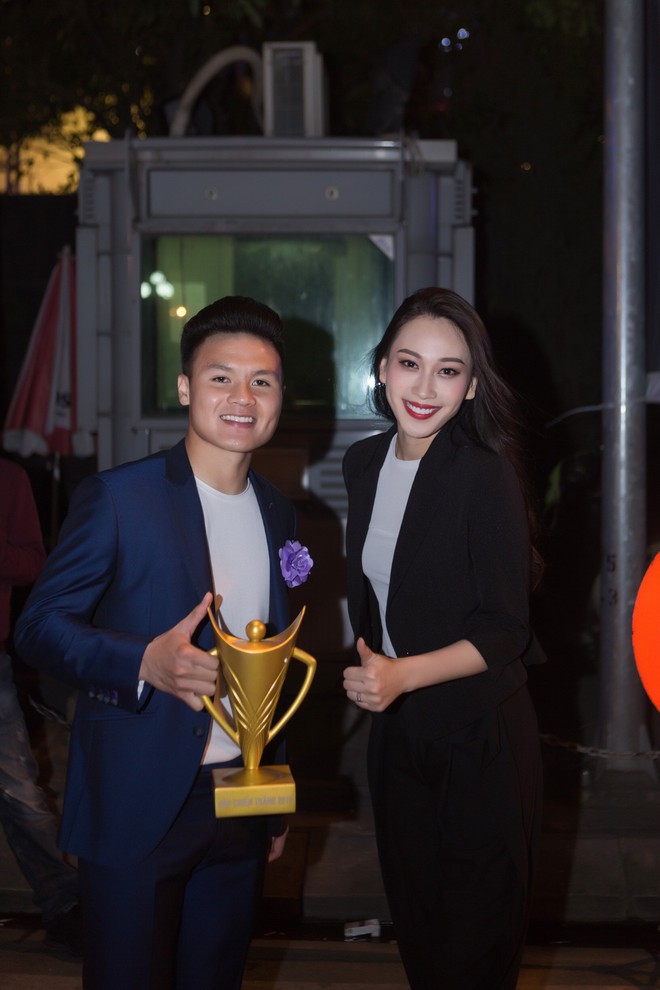 Á hậu Vân Quỳnh được khen ngợi khi làm MC trong đêm Gala Cúp chiến thắng 2018 - Ảnh 6.