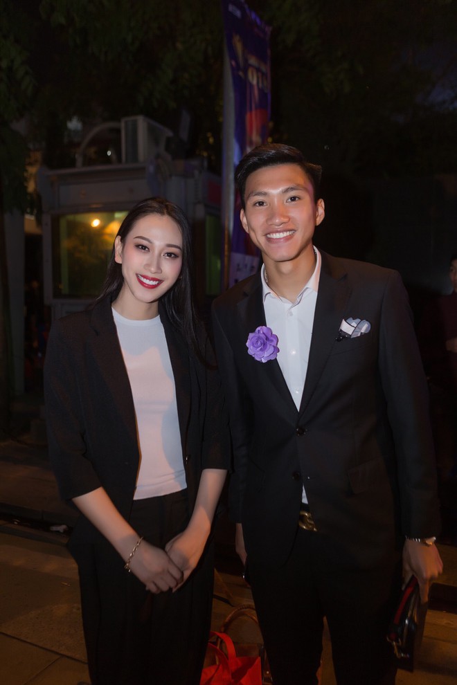 Á hậu Vân Quỳnh được khen ngợi khi làm MC trong đêm Gala Cúp chiến thắng 2018 - Ảnh 7.