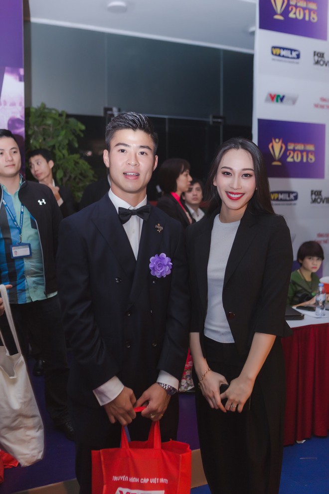Á hậu Vân Quỳnh được khen ngợi khi làm MC trong đêm Gala Cúp chiến thắng 2018 - Ảnh 8.