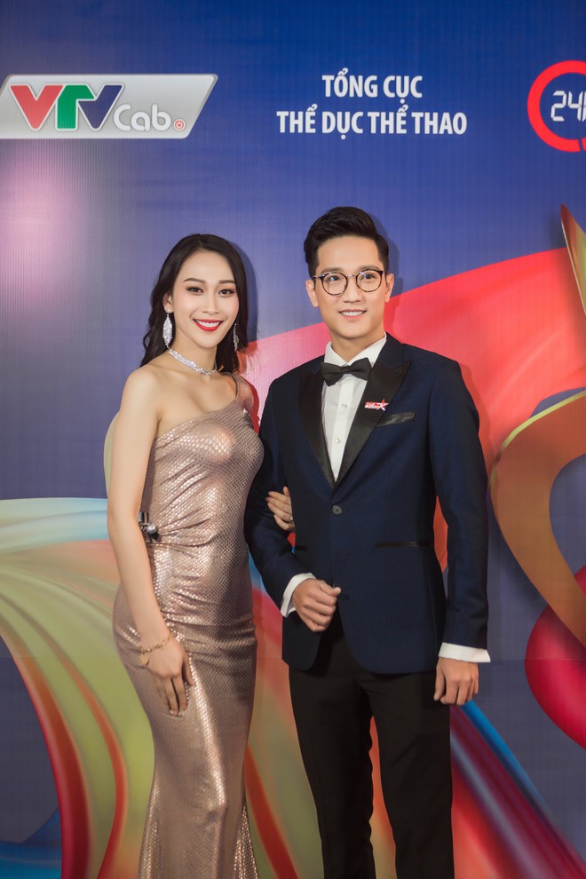 Á hậu Vân Quỳnh được khen ngợi khi làm MC trong đêm Gala Cúp chiến thắng 2018 - Ảnh 3.