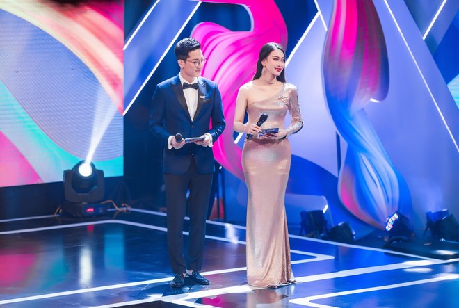 Á hậu Vân Quỳnh được khen ngợi khi làm MC trong đêm Gala Cúp chiến thắng 2018 - Ảnh 4.