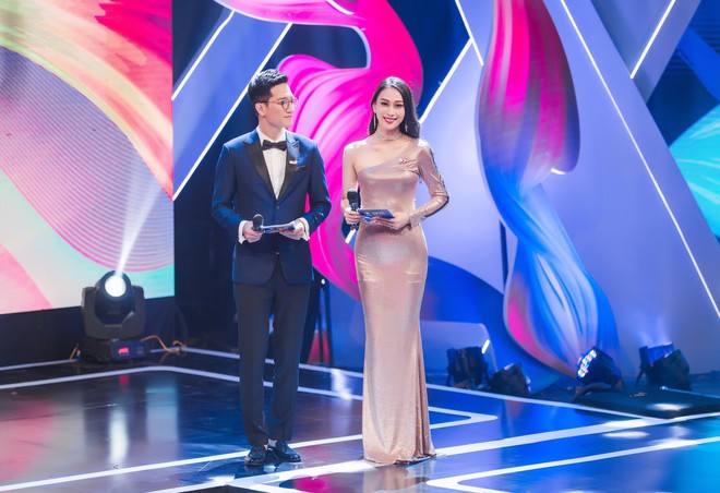 Á hậu Vân Quỳnh được khen ngợi khi làm MC trong đêm Gala Cúp chiến thắng 2018 - Ảnh 1.