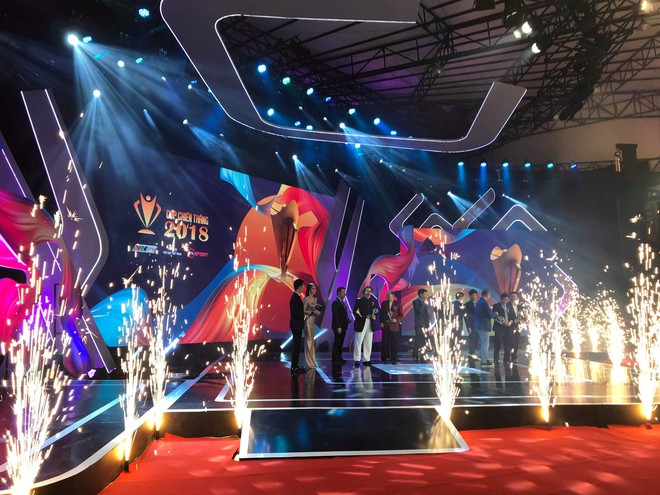 Á hậu Vân Quỳnh được khen ngợi khi làm MC trong đêm Gala Cúp chiến thắng 2018 - Ảnh 5.