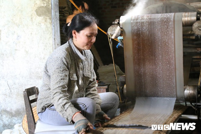 Làng nghề làm bánh tráng ở Bình Định rộn rã những ngày cuối năm - Ảnh 1.
