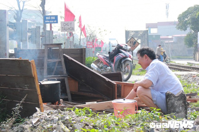 Người Hà Nội bắc bếp luộc bánh chưng cạnh đường ray tàu hỏa chạy qua - Ảnh 1.