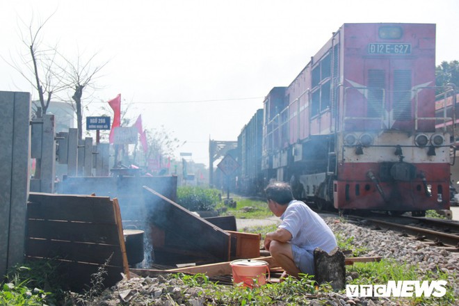 Người Hà Nội bắc bếp luộc bánh chưng cạnh đường ray tàu hỏa chạy qua - Ảnh 2.