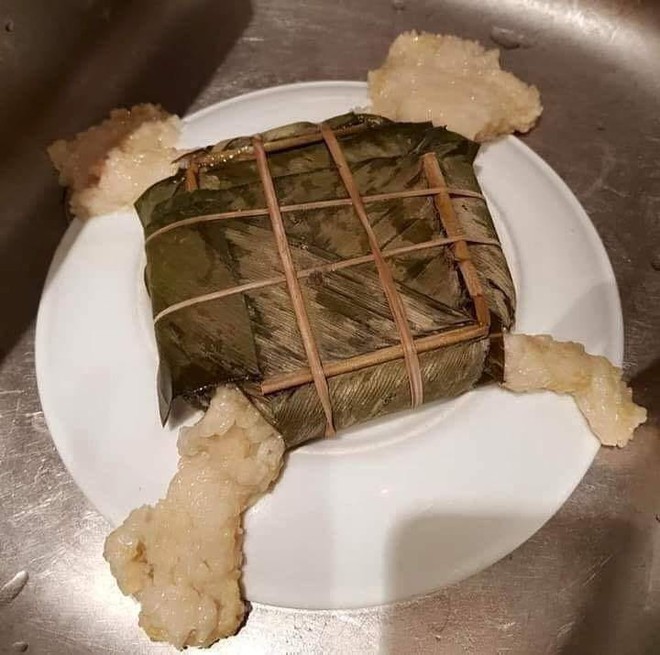 Một lần thử luộc b&aacute;nh chưng cho bố mẹ trầm trồ v&agrave; kết quả cho ra ngay chiếc b&aacute;nh &ldquo;4 ch&acirc;n&rdquo; đ&aacute;ng ghi v&agrave;o truyền thuyết của ch&agrave;ng trai trẻ - Ảnh 1.