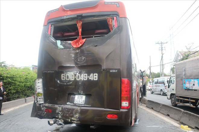Hai xe chở khách về quê ăn tết tông nhau, hàng chục người mắc kẹt - Ảnh 5.