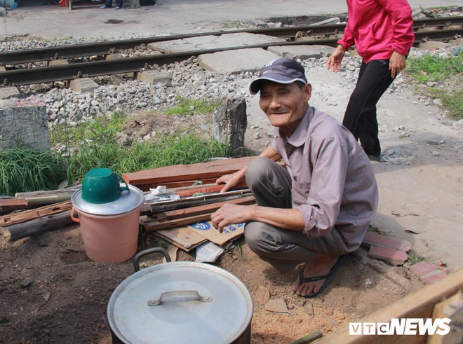 Người Hà Nội bắc bếp luộc bánh chưng cạnh đường ray tàu hỏa chạy qua - Ảnh 5.