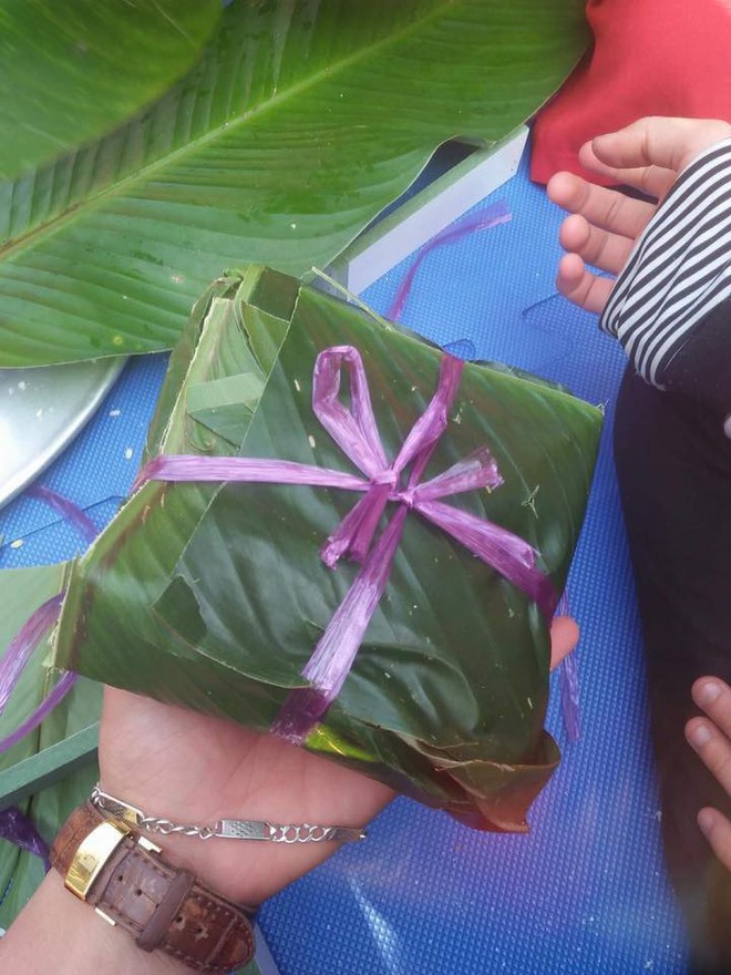 Một lần thử luộc b&aacute;nh chưng cho bố mẹ trầm trồ v&agrave; kết quả cho ra ngay chiếc b&aacute;nh &ldquo;4 ch&acirc;n&rdquo; đ&aacute;ng ghi v&agrave;o truyền thuyết của ch&agrave;ng trai trẻ - Ảnh 4.