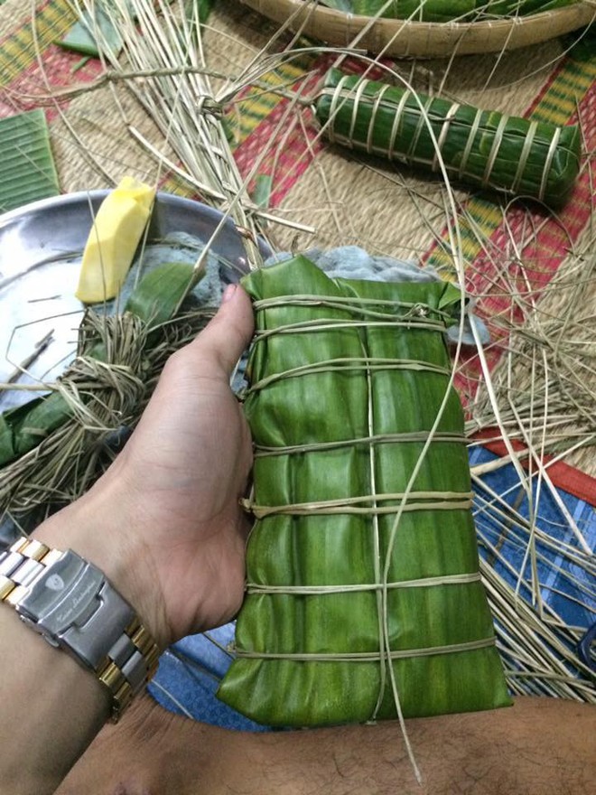 Một lần thử luộc b&aacute;nh chưng cho bố mẹ trầm trồ v&agrave; kết quả cho ra ngay chiếc b&aacute;nh &ldquo;4 ch&acirc;n&rdquo; đ&aacute;ng ghi v&agrave;o truyền thuyết của ch&agrave;ng trai trẻ - Ảnh 5.