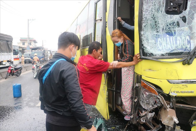 Hai xe chở khách về quê ăn tết tông nhau, hàng chục người mắc kẹt - Ảnh 9.