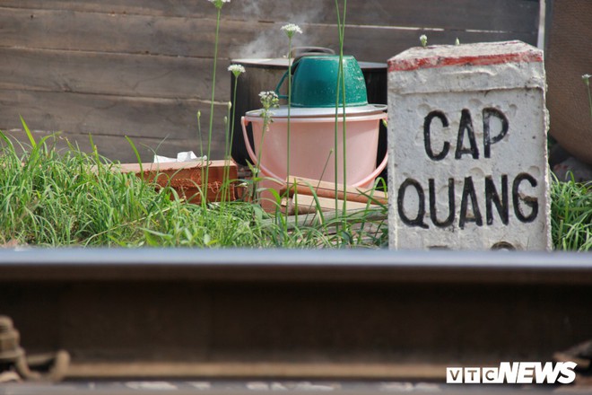 Người Hà Nội bắc bếp luộc bánh chưng cạnh đường ray tàu hỏa chạy qua - Ảnh 9.