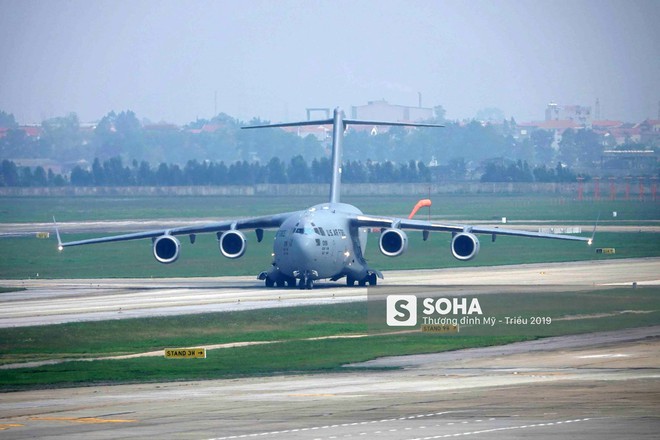 Ngựa thồ C-17 Mỹ đáp xuống sân bay Nội Bài, thả siêu trực thăng Marine One của TT Trump - Ảnh 3.