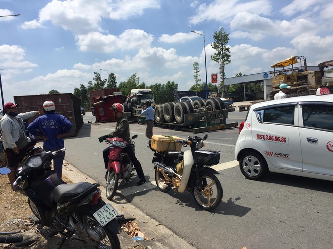 Xe container lật khi rẽ phải, thùng rơ moóc văng trúng xe taxi, suýt đè chết 2 người - Ảnh 2.