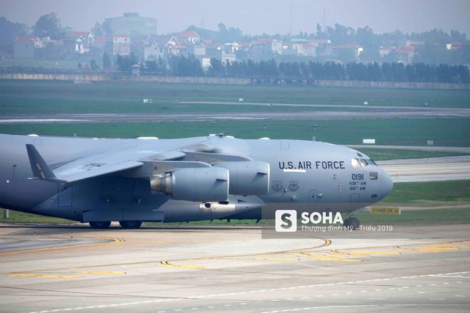 Ngựa thồ C-17 Mỹ đáp xuống sân bay Nội Bài, thả siêu trực thăng Marine One của TT Trump - Ảnh 4.