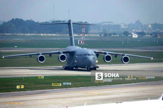 Ngựa thồ C-17 Mỹ đáp xuống sân bay Nội Bài, thả siêu trực thăng Marine One của TT Trump - Ảnh 5.