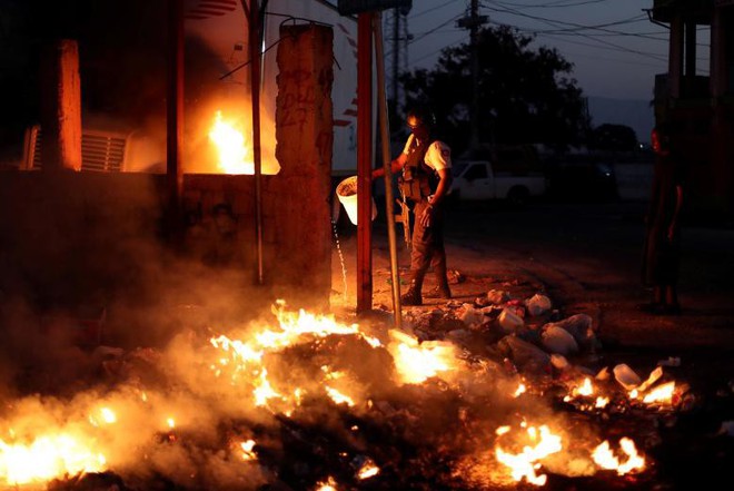 24h qua ảnh: Người Campuchia đốt hương trên lưng trần mừng năm mới - Ảnh 5.