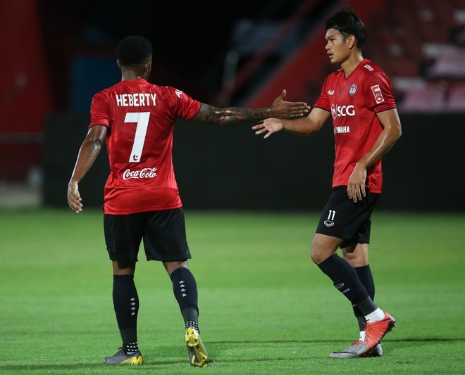 Yến Xuân thu hút trên khán đài, theo dõi bạn trai Văn Lâm bắt trận ra mắt Muangthong United - Ảnh 10.