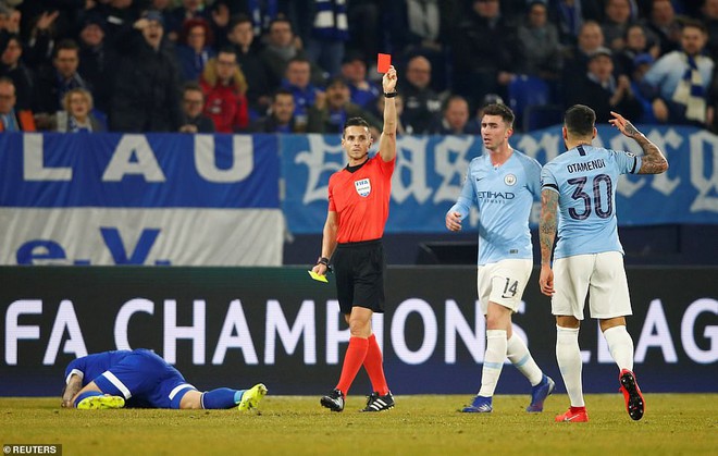 Chịu 2 quả penalty, nhận 1 thẻ đỏ, Man City vẫn lội ngược dòng ngoạn mục - Ảnh 1.