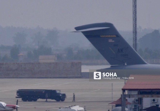 Vận tải cơ C-17 thứ ba đáp xuống Nội Bài, tiếp tục chuyển phương tiện phục vụ ông Trump - Ảnh 15.