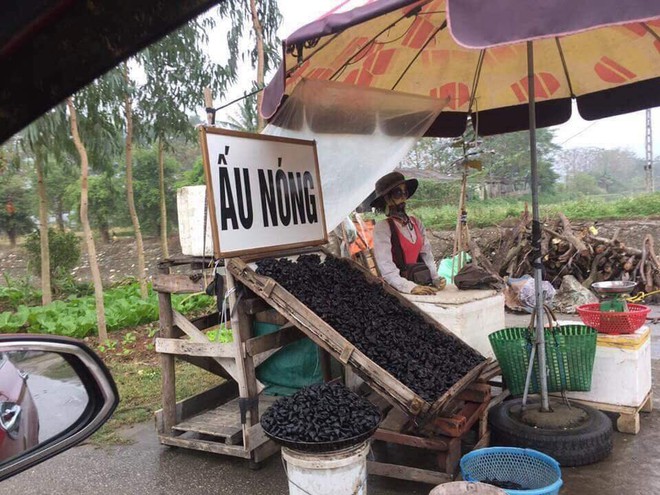 Ghé mua ấu nóng ven đường, chàng trai giật mình khi nhận ra cô bán hàng - Ảnh 2.