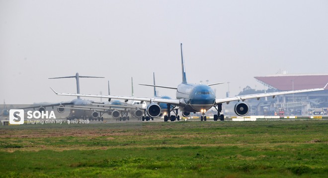 [CHÙM ẢNH] Đường băng đông như trẩy hội, C-17 Mỹ xếp hàng chờ cất cánh ở Nội Bài - Ảnh 6.