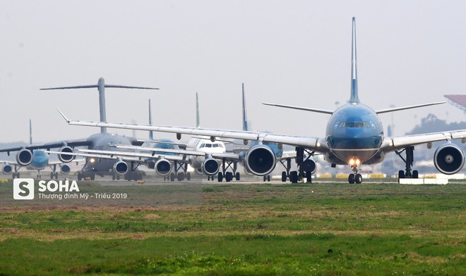 [CHÙM ẢNH] Đường băng đông như trẩy hội, C-17 Mỹ xếp hàng chờ cất cánh ở Nội Bài - Ảnh 7.