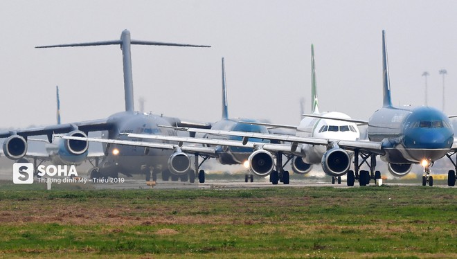 [CHÙM ẢNH] Đường băng đông như trẩy hội, C-17 Mỹ xếp hàng chờ cất cánh ở Nội Bài - Ảnh 8.