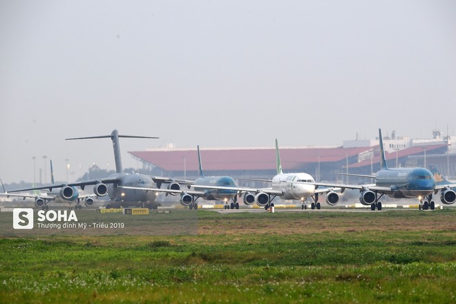 [CHÙM ẢNH] Đường băng đông như trẩy hội, C-17 Mỹ xếp hàng chờ cất cánh ở Nội Bài - Ảnh 4.