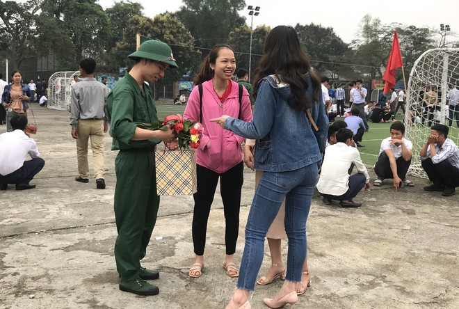 Những cái nắm tay, nụ cười và cả những giọt nước mắt vấn vương trong ngày nhập ngũ - Ảnh 11.