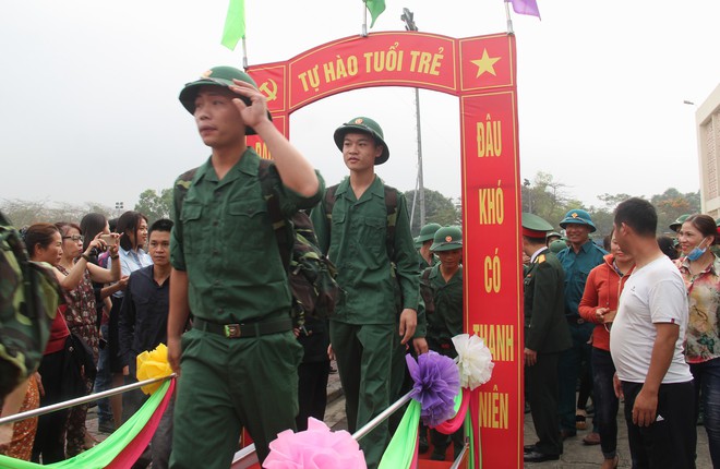 Những cái nắm tay, nụ cười và cả những giọt nước mắt vấn vương trong ngày nhập ngũ - Ảnh 3.