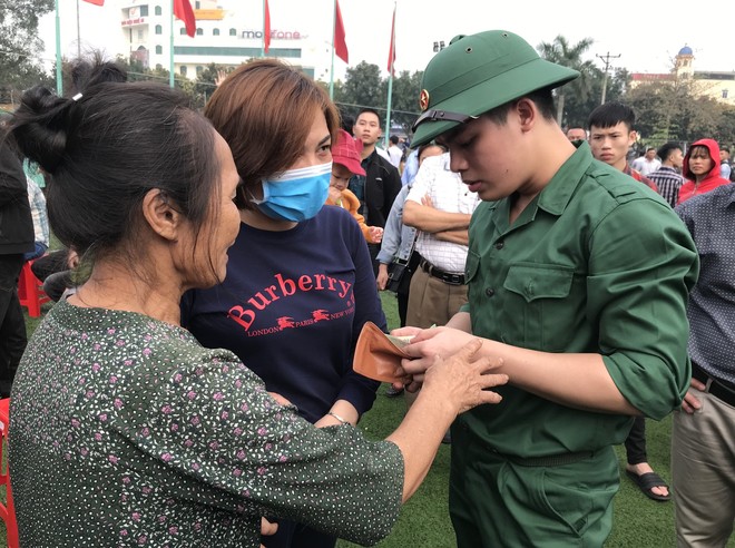 Những cái nắm tay, nụ cười và cả những giọt nước mắt vấn vương trong ngày nhập ngũ - Ảnh 2.