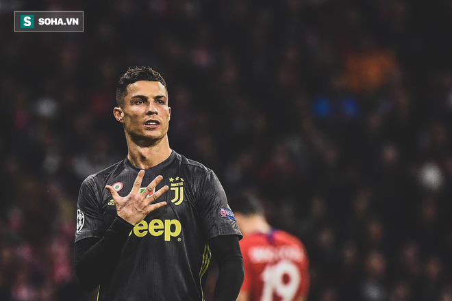 Thua đau trước Atletico, Ronaldo vẫn lên mặt khoe cúp trước khi ra về - Ảnh 1.